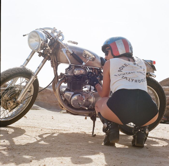 A playful frame from Girls on a motorcycle — online in Buenos Aires