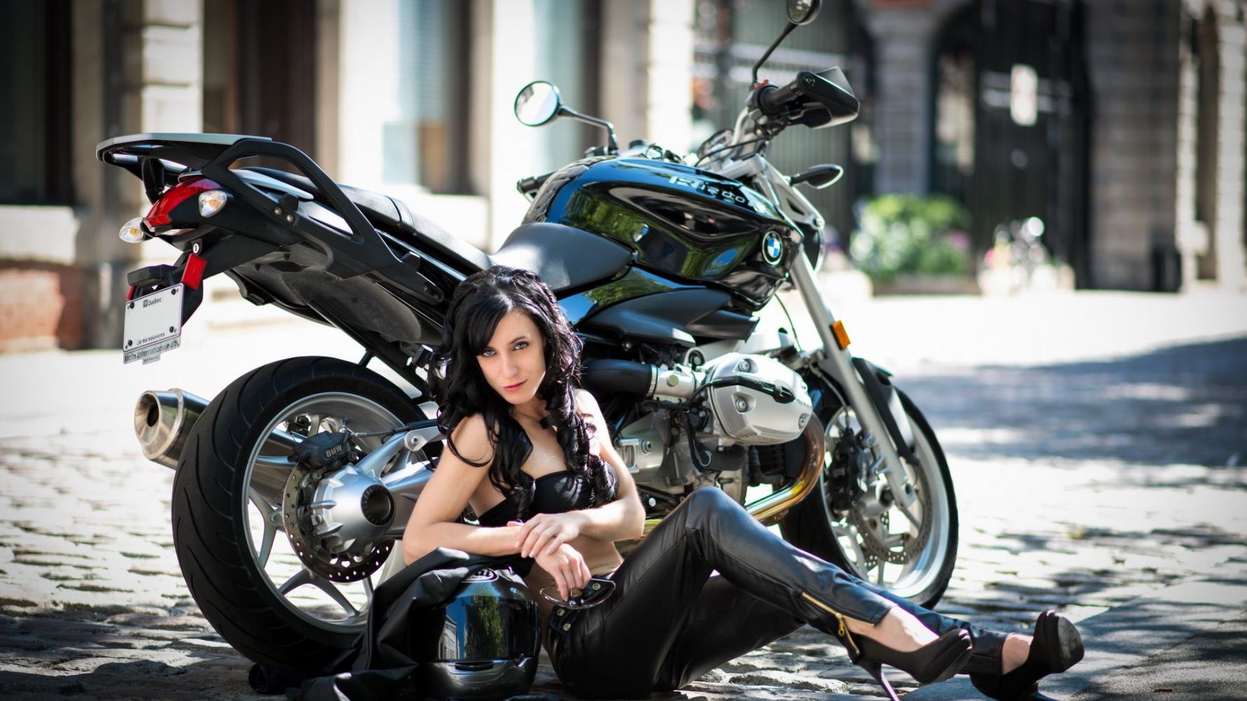 Fresh photos, fresh mood — European women on bikes online in Buenos Aires