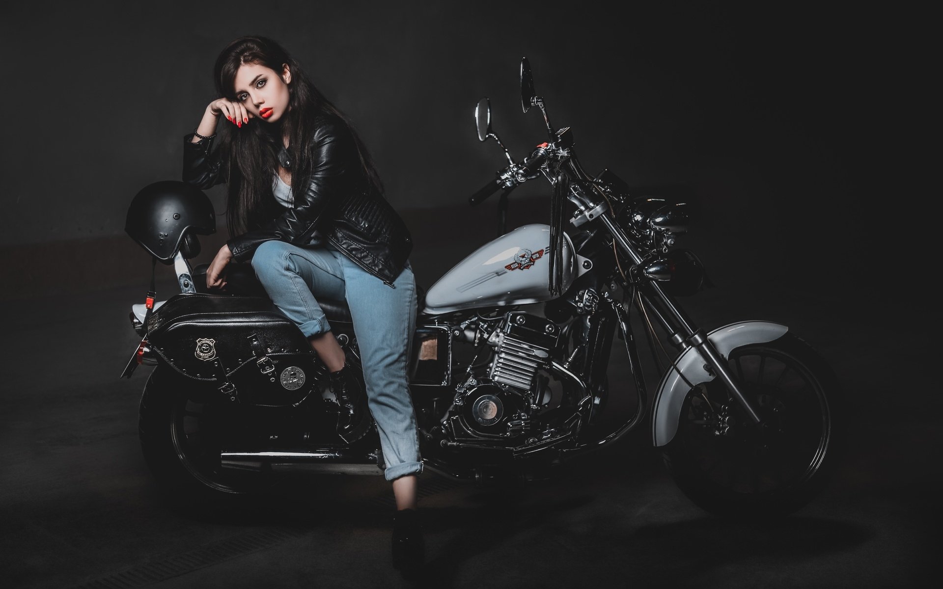 Biker girls: style and drive brings the glow — live moments in Buenos Aires