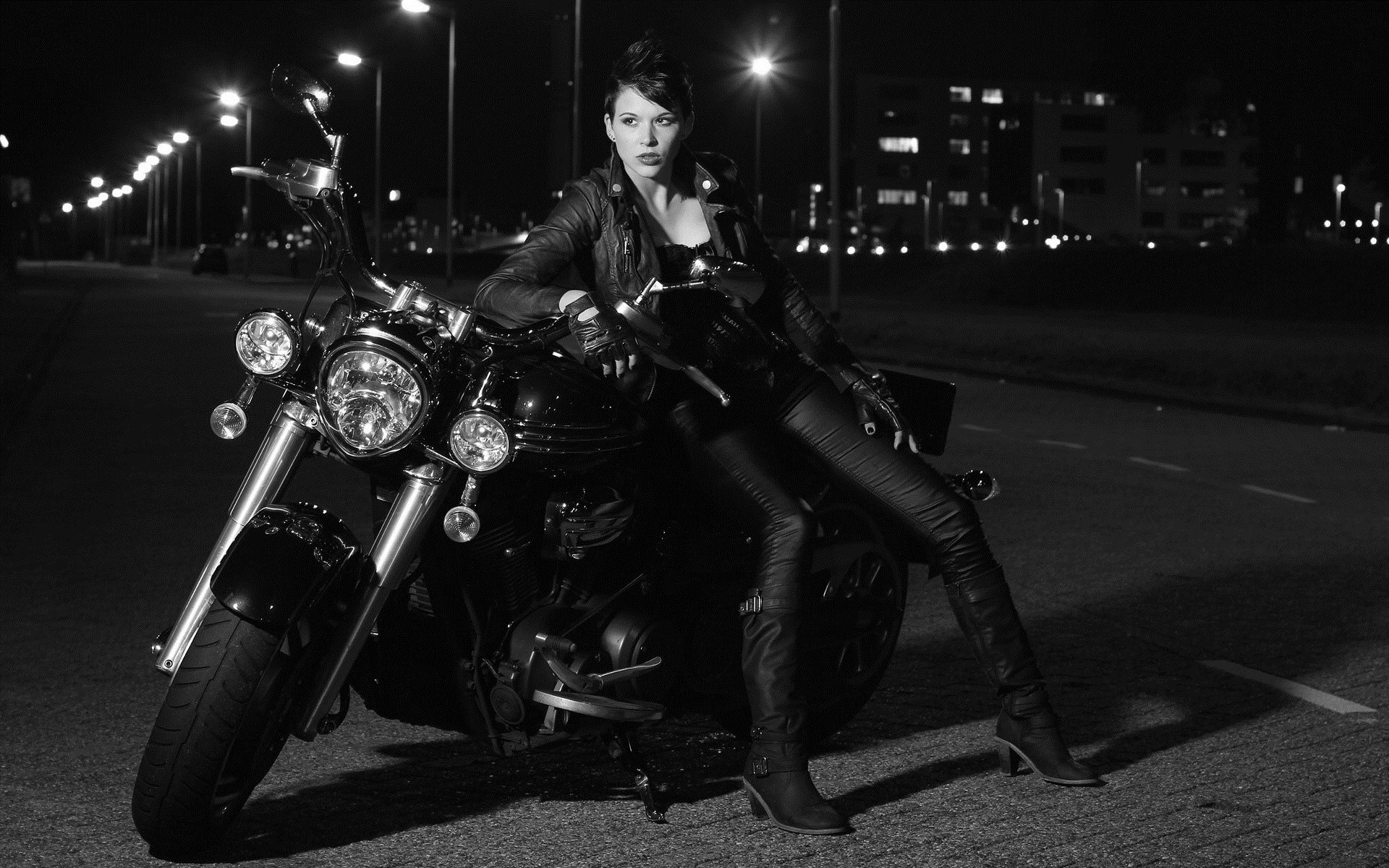 Photo Beautiful girls and motorcycles in Buenos Aires